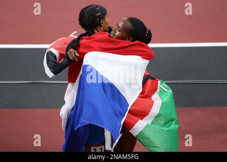 06 AGOSTO 2021 - Tokyo, Giappone: Faith KIPYEGON del Kenya vince la medaglia d'oro nella finale 1500m delle donne atletiche ed è abbracciato da Sifan HASSAN dell'Olanda Foto Stock