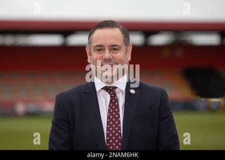 Ritratto di Mike Pink come CEO della Stevenage Football Club in piedi nel Lamex Stadium Foto Stock