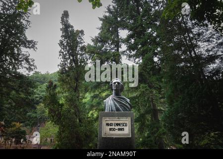 Immagine della statua di Mihai Eminescu in Baile Herculane. Progettato nel 1926, è dedicato a Eminescu. Mihai Eminescu era un poeta romanico rumeno Foto Stock