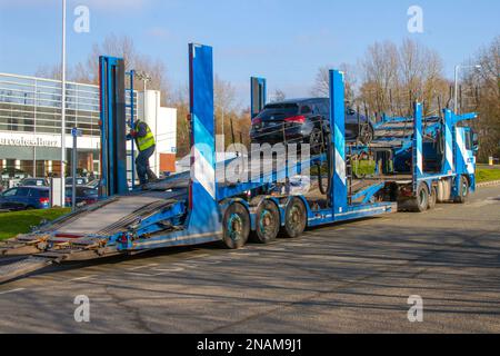 ECM 11-car carrier, Transporter Engineering Plus 11, scarico presso la concessionaria Mercedes Benz nel parcheggio di Preston, Regno Unito Foto Stock