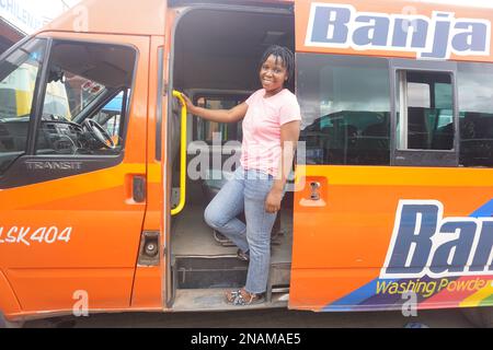 (230213) -- LUSAKA, 13 febbraio 2023 (Xinhua) -- Martha Mwanza, una direttrice di autobus femminile, posa per una foto ad una stazione di autobus a Lusaka, Zambia, 8 febbraio 2023. PER ANDARE CON 'feature: Zambian conduttore di bus femmina sfidando gli stereotipi' (Photo by Lillian banda/Xinhua) Foto Stock