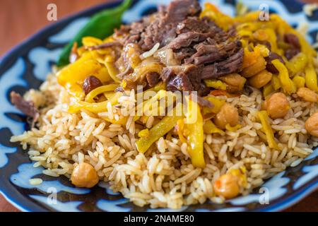 Pilaf o palov, piatto tradizionale dell'Uzbekistan. Foto Stock