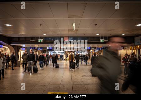 Foto dell'atrio sotterraneo di Koln Hbf con persone che corrono a Colonia, in Germania. Köln Hauptbahnhof o la stazione centrale di Colonia sono una stazione ferroviaria Foto Stock