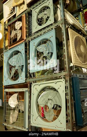 Ventilatori industriali in vendita su telaio metallico Foto Stock