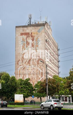 Immagine di un affresco comunista ad Arad, Romania, su un edificio antico e decadente, architettura socialista, progettata negli anni '60, durante il comunista Foto Stock