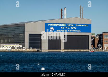 Portsmouth Naval Shipyard a Kittery, Maine, dall'altra parte del fiume rispetto a Portsmouth, NH Foto Stock