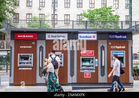 Foto delle persone, prelievo di contanti e denaro sui bancomat nel centro di istanbul, in turchia, il principale centro dell'economia turca. Foto Stock