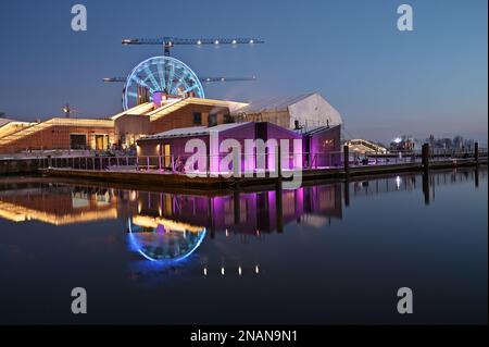 Vista notturna sull'argine del Mar Baltico nel centro di Helsinki in Finlandia Foto Stock