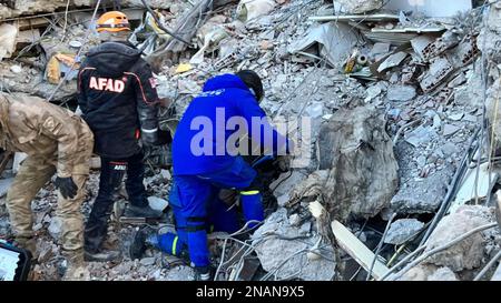 (230213) -- MALATYA, 13 febbraio 2023 (Xinhua) -- membri del Blue Sky Rescue Team, una squadra cinese di soccorso civile, lavorano con partner locali durante un compito di salvataggio in una zona colpita dal terremoto nella provincia di Malatya, T¨¹rkiye, 13 febbraio 2023. (Blue Sky Rescue Team/Handout via Xinhua) credito: Xinhua/Alamy Live News Foto Stock