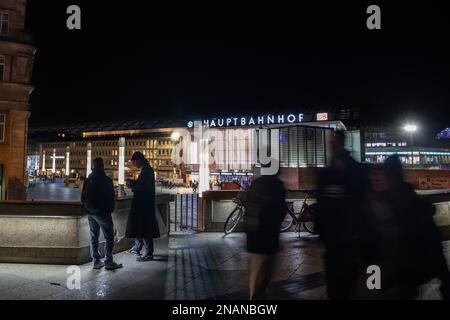 Foto dell'ingresso principale di Koln Hbf con gente che scorre a Colonia, in Germania. Köln Hauptbahnhof o stazione centrale di Colonia è una stazione ferroviaria di Co Foto Stock