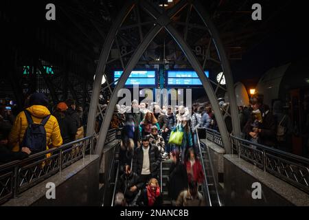 Foto della piattaforma Koln Hbf con persone che precipitano in una folla a Colonia, Germania. Köln Hauptbahnhof o la stazione centrale di Colonia sono una ferrovia Foto Stock