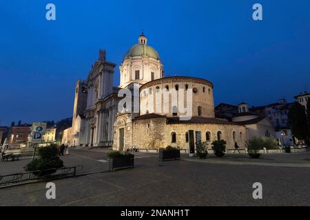 Italia, Bergamo e Brescia capitali della Cultura Italiana 2023. Nella foto Brescia, Piazza Paolo VI (Piazza Duomo) con la nuova Cattedrale (Duomo nuovo) e. Foto Stock