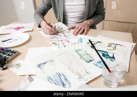 Bozzetti di moda sulla scrivania del designer Foto Stock
