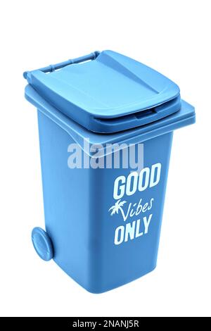 Grigio grande Cestino di plastica può con BUONE VIBRAZIONI SOLO testo isolato su sfondo bianco Foto Stock