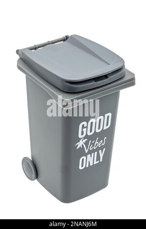 Grigio grande Cestino di plastica può con BUONE VIBRAZIONI SOLO testo isolato su sfondo bianco Foto Stock