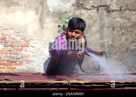 Dhaka, Dhaka, Bangladesh. 13th Feb, 2023. I lavoratori tinganno la pelle e la asciugano al sole in una piccola fabbrica a Hemayetpur, Dhaka. Queste pelli lavorate vengono portate dalla fabbrica e tinte e inviate ai venditori. Diversi tipi di prodotti in pelle tra cui scarpe, borse, portafogli sono realizzati con queste pelli. (Credit Image: © Syed Mahabubul Kader/ZUMA Press Wire) SOLO PER USO EDITORIALE! Non per USO commerciale! Foto Stock