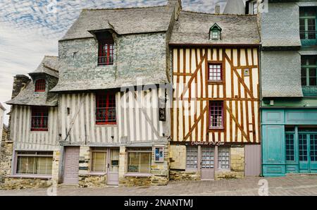 Strada medievale con tipiche case a graticcio nella città francese di Vitre. Foto Stock
