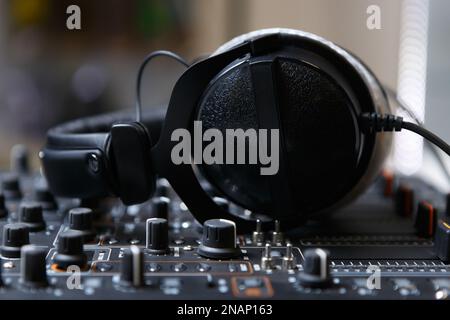 Cuffie DJ sul mixer audio. Foto ravvicinata delle cuffie professionali per il disc jockey Foto Stock