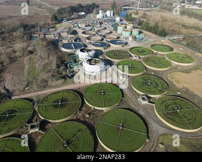 Vista aerea delle acque reflue gallesi trattamento delle acque reflue opere di Hereford Herefordshire Regno Unito adiacente al fiume Wye nel febbraio 2023 Foto Stock