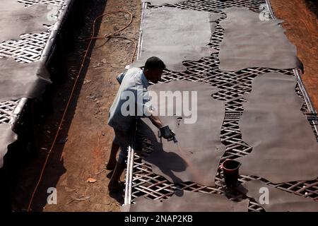 Dhaka, Dhaka, Bangladesh. 13th Feb, 2023. I lavoratori tinganno la pelle e la asciugano al sole in una piccola fabbrica a Hemayetpur, Dhaka. Queste pelli lavorate vengono portate dalla fabbrica e tinte e inviate ai venditori. Diversi tipi di prodotti in pelle tra cui scarpe, borse, portafogli sono realizzati con queste pelli. (Credit Image: © Syed Mahabubul Kader/ZUMA Press Wire) SOLO PER USO EDITORIALE! Non per USO commerciale! Credit: ZUMA Press, Inc./Alamy Live News Foto Stock