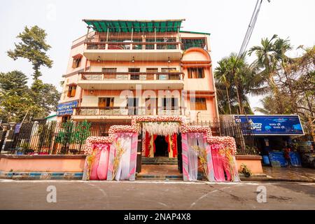 Edificio decorato in rosa in preparazione di un ricevimento di nozze a Fariapukur, Shyam Bazar, un sobborgo di Kolkata, Bengala Occidentale, India Foto Stock