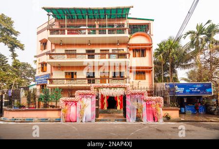 Edificio decorato in rosa in preparazione di un ricevimento di nozze a Fariapukur, Shyam Bazar, un sobborgo di Kolkata, Bengala Occidentale, India Foto Stock