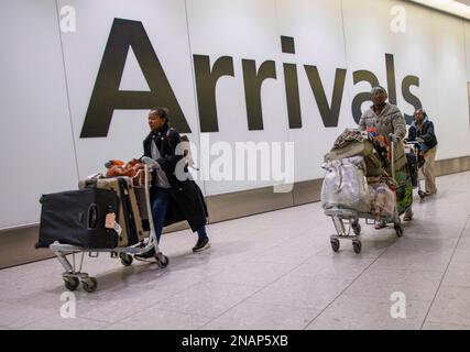 Londra, Regno Unito. 13th Feb, 2023. L'aeroporto di Heathrow ha registrato il suo gennaio più affollato dall'inizio della pandemia, con 5,4 milioni di passeggeri che lo hanno attraversato il mese scorso. Molti tour operator si aspettano un lungo periodo, in quanto le partenze sono salite del 43% rispetto alla pausa di febbraio dello scorso anno. Ha aggiunto questo ha mostrato il continuo recupero dell'industria del trasporto aereo, che è stato messo a terra durante il culmine della pandemia di credito: Mark Thomas/Alamy Live News Foto Stock