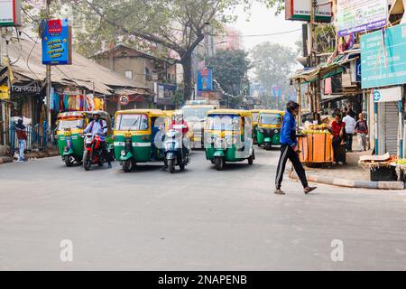 Scena di strada a Kanna, Shyam Bazar, Kolkata suburbana, Bengala Occidentale, India con autorickshaws (tuktuks) Foto Stock