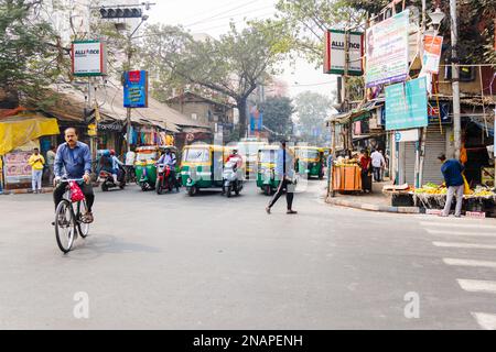 Scena di strada a Kanna, Shyam Bazar, Kolkata suburbana, Bengala Occidentale, India con autorickshaws (tuktuks) Foto Stock