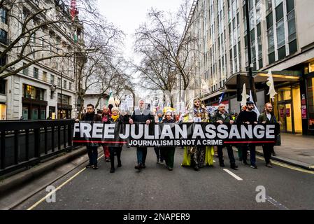 I sostenitori del fondatore di WikiLeaks Julian Assange detengono un 'Carnevale Notturno' per chiedere il suo rilascio dalla prigione, Londra, Inghilterra, Regno Unito 01/02/2023 Foto Stock