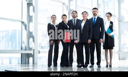 Ritratto di squadra di giovani e persone di successo che guardano la fotocamera, sorridendo. Foto Stock