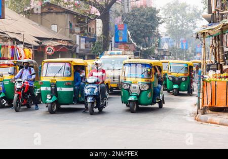 Scena di strada a Kanna, Shyam Bazar, Kolkata suburbana, Bengala Occidentale, India con autorickshaws (tuktuks) Foto Stock