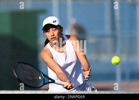 (230213) -- DOHA, 13 febbraio 2023 (Xinhua) -- Zhang Shuai della Cina partecipa ad una sessione di formazione in vista del WTA500 Qatar Open 2023 a Doha, Qatar, 13 febbraio 2023. (Foto di Nikku/Xinhua) Foto Stock