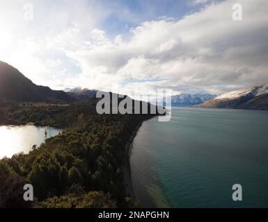 alpi meridionali Lago Wakatipu montagna natura paesaggio panorama dalla penisola Fortune Bobs Cove Track a Monte Creighton Queenstown Otago South Island Foto Stock