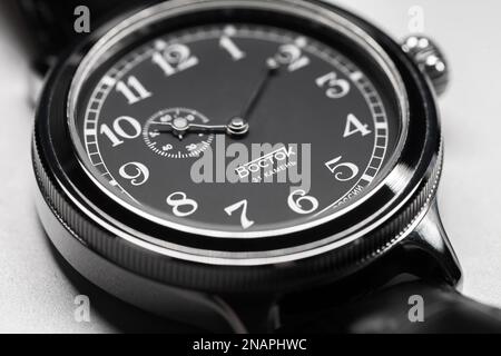 Kazan, Russia - 29 luglio 2022: Vostok K-43 retro 2415 550872. Orologio da polso meccanico classico automatico con quadrante nero, foto macro con selecti Foto Stock