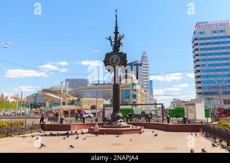 Kazan, Russia - 7 maggio 2022: Kazan Street view con torre dell'orologio in via Bauman, è una strada pedonale in Kazan, la capitale del Tatarstan. Ordina Foto Stock