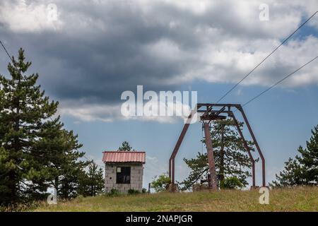 Foto degli impianti di risalita fermati in estate a Divcibare in Serbia quando non c'è neve durante la stagione calda. Divčibare è una città e stazione di montagna si Foto Stock