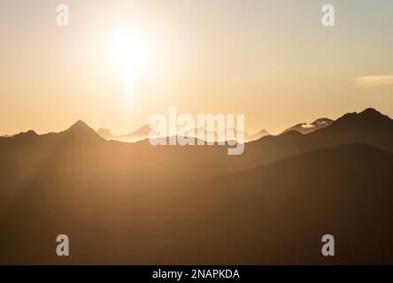 Tramonto alpino strati di silhouette di montagna, paesaggio naturale panorama visto dal Monte Armstrong Brewster Hut Costa Ovest Otago Alpi meridionali Isola del Sud Foto Stock