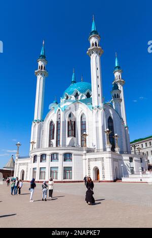 Kazan, Russia - 7 maggio 2022: I turisti scattano una foto di fronte alla Moschea di Kul Sharif in una giornata di sole. Foto verticale Foto Stock