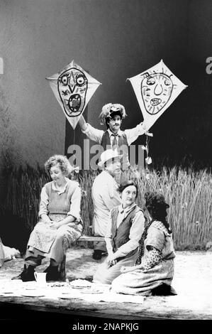 Davanti, l-r: Anita Reeves (Maggie), Alec McCowen (Jack), Brid Brennan (Agnes), Brid Ni Neachtain (Rose) dietro: Stephen Dillane (Gerry) in BALLO A LUGHNASA di Brian Friel al Lyttelton Theatre, National Theatre (NT), Londra SE1 15/10/1990 un Abbey Theatre Dublin Production design: Joe Vanvek o direttore di illuminazione: Patrick Mason Foto Stock