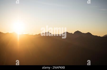 Tramonto alpino strati di silhouette di montagna, paesaggio naturale panorama visto dal Monte Armstrong Brewster Hut Costa Ovest Otago Alpi meridionali Isola del Sud Foto Stock