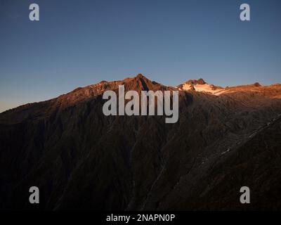 Montagna alpina tramonto del Monte Armstrong cima ghiacciaio, paesaggio naturale panorama visto da Brewster Hut pista Costa Ovest Otago Alpi meridionali Sud Foto Stock