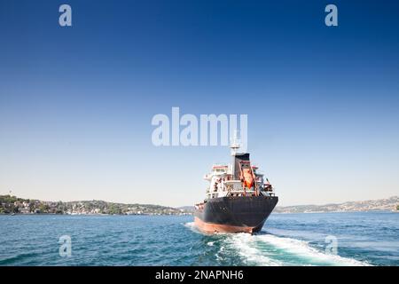 Immagine di una petroliera che naviga sullo stretto del bosforo a Istanbul, in Turchia. Una petroliera, nota anche come petroliera, è una nave progettata per Foto Stock