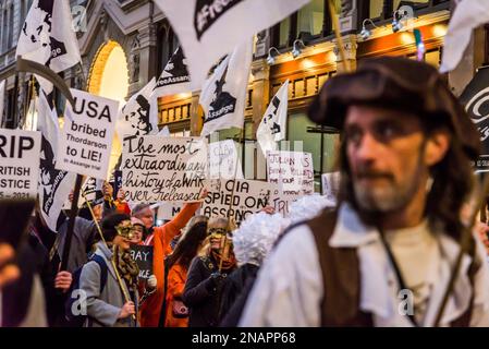 Il cartello 'USA ha corrotto Thordarson per mentire', i sostenitori del fondatore di WikiLeaks Julian Assange hanno un 'Carnevale Notturno' per chiedere il suo rilascio dalla prigione, Lond Foto Stock