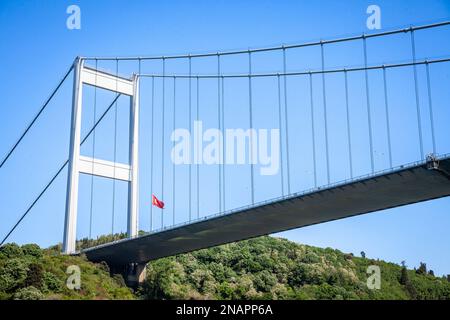 Immagine del secondo ponte sul Bosforo di Istanbul visto dal basso durante un pomeriggio di sole. Il Ponte Fatih Sultan Mehmet ('Sultan Mehmed il Conquero Foto Stock