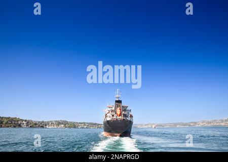 Immagine di una petroliera che naviga sullo stretto del bosforo a Istanbul, in Turchia. Una petroliera, nota anche come petroliera, è una nave progettata per Foto Stock