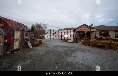 Burkes Pass, Nuova Zelanda - 2023: Vecchio storico negozio su strada museo all'aperto con collezione di auto d'epoca classica nella regione di Mackenzie Canterbury Sud è Foto Stock