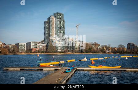 Nuovi sviluppi di alloggi lungo il bordo di Woodbury Wetlands sul serbatoio orientale, Harringay, Londra, Regno Unito Foto Stock