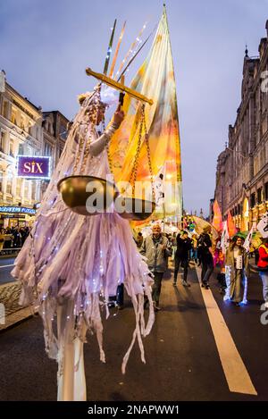 Impersonazione della Statua della libertà con scale di giustizia, i sostenitori del fondatore di WikiLeaks Julian Assange hanno un 'Carnevale Notturno' per chiedere le sue release Foto Stock