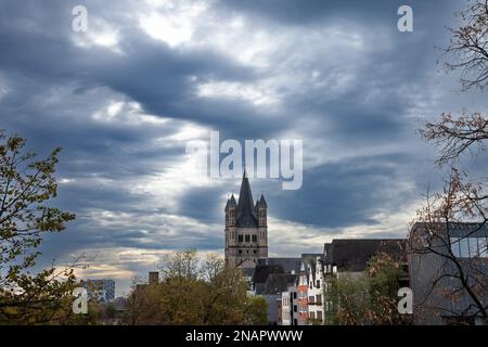 Foto della Grande Chiesa di San Martino di Colonia. La Grande Chiesa di San Martino, Groß Sankt Martin, è una chiesa cattolica romanica di Colonia, Ger Foto Stock